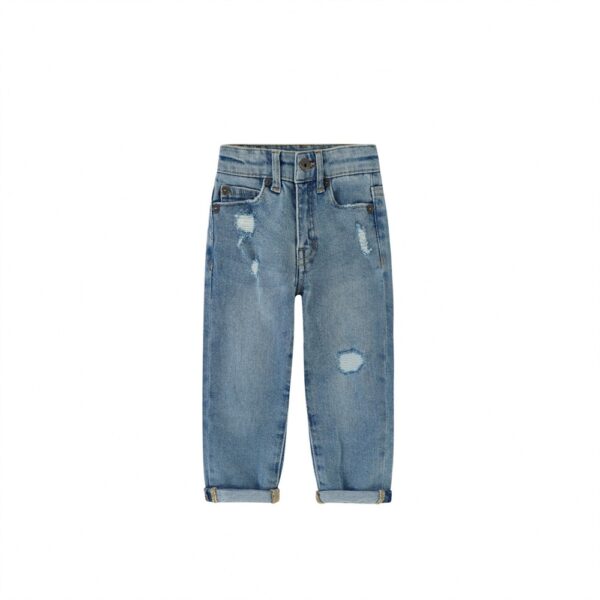 Lichtblauwe kindersjeans met distressed details en omgeslagen pijpen op witte achtergrond