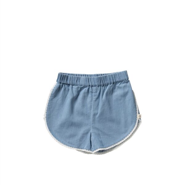 Lichtblauwe kinder short met elastische taille en witte kantafwerking langs de zijkanten