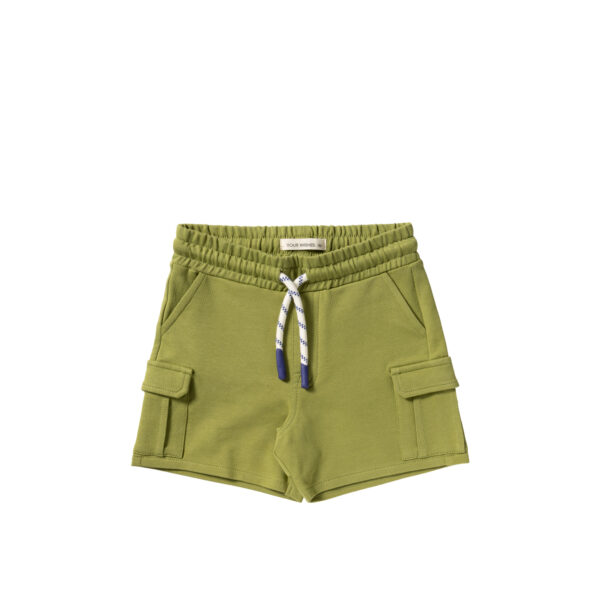 Olijfgroene kinderbroek met elastische taille, koord en zijzakken op witte achtergrond
