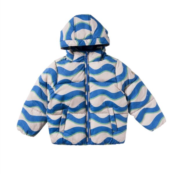 Kinderjas met capuchon en blauw-wit golvend streeppatroon met groene accenten