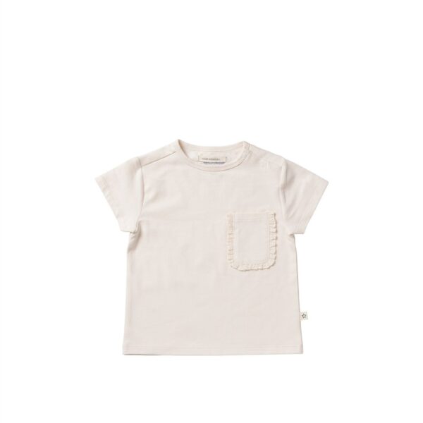 Beige kinder t-shirt met korte mouwen en ruches detail op borstzakje