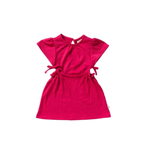 Fuchsia roze kinderjurk met vlindermouwen en zijstrikjes op witte achtergrond