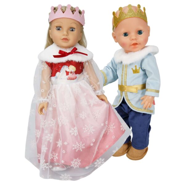 Twee poppen in prinses en prins kostuum met kroontjes en winterse kledij op witte achtergrond