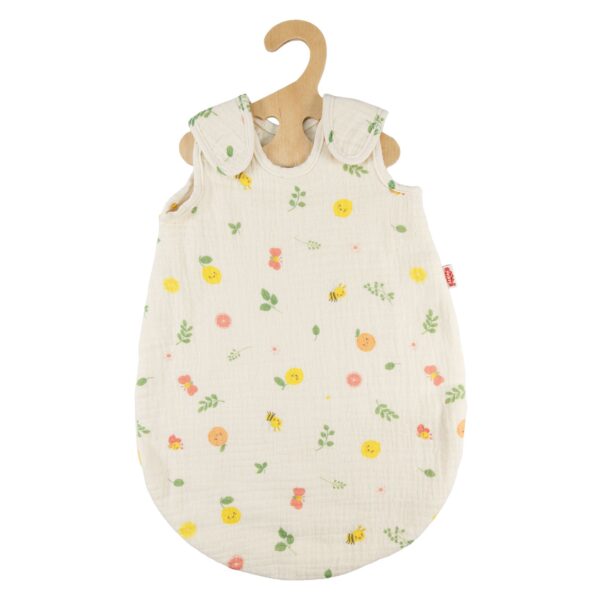 Babyslaapzak crème met bloemen, bijtjes en bladeren op houten knaapje