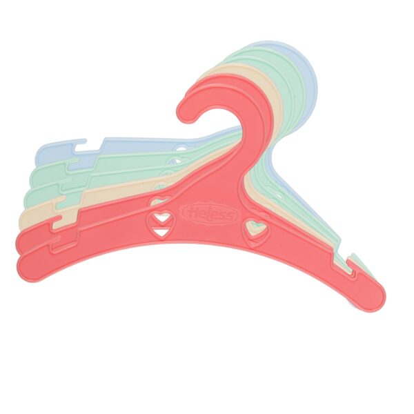 Kleurrijke plastic kledinghangers in pastelkleuren roze, beige, mint en blauw met hartjes decoratie