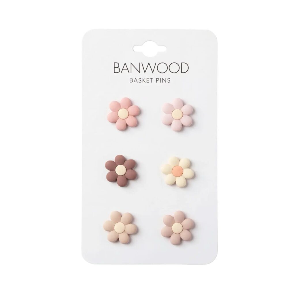 Zes pastelkleurige bloem-vormige basket pins van Banwood op displaykaart in roze en beige tinten