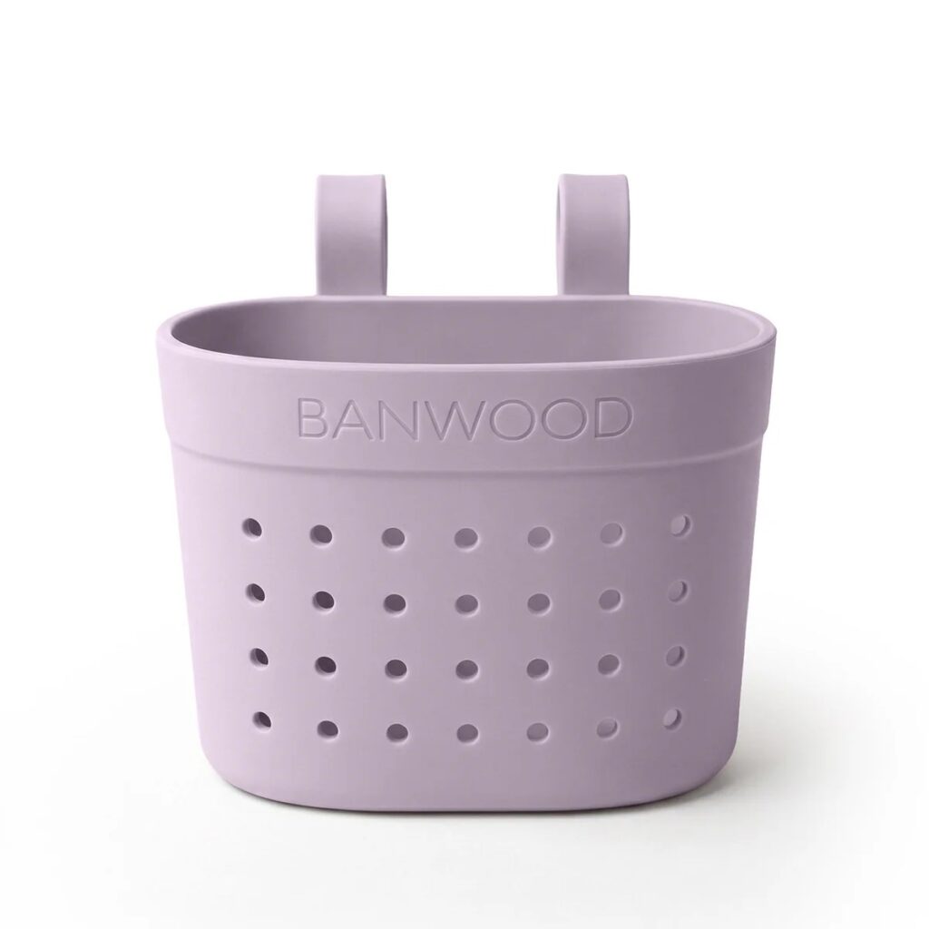 Lila fietsmandje van Banwood met ophanghaakjes en perforaties voor drainage