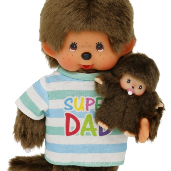 Monchhichi knuffel met bruin haar in gestreept shirt met tekst Super Dad, met kleiner poppetje in armen