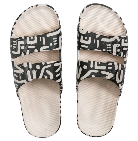 Freedom Moses Slippers Primo Stone - beige pantoffels met zwart grafisch patroon van bovenaf gezien