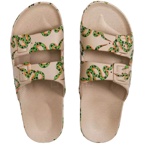 Freedom Moses slippers Serpent Sands met groene slangen patroon en beige banden, bovenaanzicht