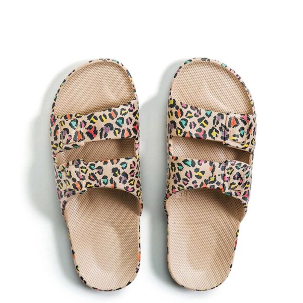 Freedom Moses Popleo Sands slippers met luipaardprint en kleurrijke textuur