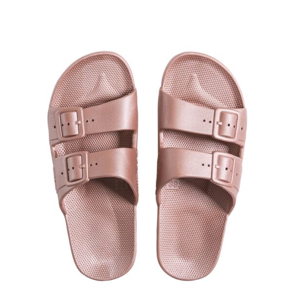 Freedom Moses Venus slippers in roségoud met twee verstelbare gesp buckles, bovenaanzicht